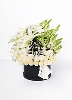 Imagen preview para Arreglo de la Virgen con Rosas y Perrito blanco - 1