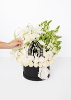 Imagen preview para Arreglo de la Virgen con Rosas y Perrito blanco - 2