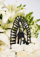 Imagen preview para Arreglo de la Virgen con Rosas y Perrito blanco - 3