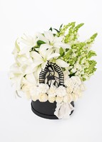 Imagen preview para Arreglo de la Virgen con Rosas y Perrito blanco - 4