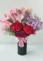 Imagen preview para Rosas y stargazer en jarrón negro - 1