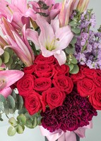 Imagen preview para Rosas y stargazer en jarrón negro - 3