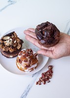 Imagen preview para Globo Esfera Magenta con Pasteles Petit Florence - 2