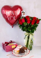 Imagen preview para 12 Rosas Rojas con Muffins, Globo y Polaroid - 1