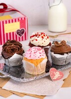 Imagen preview para 12 Rosas Rojas con Muffins, Globo y Polaroid - 2