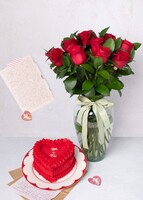 Imagen preview para 12 Rosas Rojas con Pastel La Divinata - 1