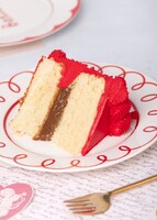 Imagen preview para 12 Rosas Rojas con Pastel La Divinata - 4