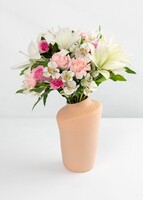 Imagen preview para Lilys Blancas y Mini Rosas en Jarrón Beige - 1