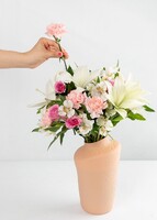 Imagen preview para Lilys Blancas y Mini Rosas en Jarrón Beige - 2