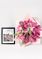 Marco Amor con Ramo de Stargazer