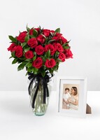 Imagen preview para Marco Blanco con 24 Rosas Rojas - 1