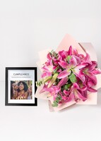 Imagen preview para Marco Cumpleaños con Ramo de Stargazer - 1