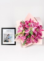 Imagen preview para Marco Familia con Ramo de Stargazer - 1