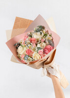 Imagen preview para Pastel Florence con Flores y Vino Merlot con Distintivo Sagitario - 3