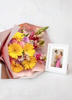 Personaliza Marco Blanco con Ramo de Gerberas 