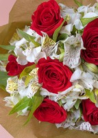 Imagen preview para Ramo con 8 Rosas rojas y Alstroemeria - 3