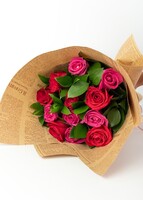 Imagen preview para Ramo de 24 Rosas Fuscia y Rojas con mini foto - 3