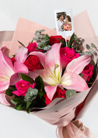 Imagen preview para Ramo de Rosas Rojas y Stargazers con Mini Foto - 1