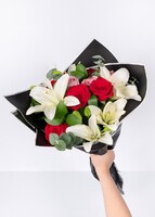 Imagen preview para Ramo de Rosas Rojas y Lilys - 1