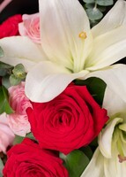 Imagen preview para Ramo de Rosas Rojas y Lilys - 4