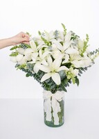 Imagen preview para Rosas blancas y lilys blancas en jarrón cilindro con mini foto - 2