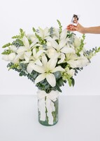 Imagen preview para Rosas blancas y lilys blancas en jarrón cilindro con mini foto - 1