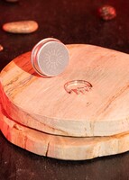 Imagen preview para Vela con Anillo Mirum Signo Escorpio 400 ml - 3