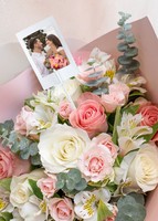 Imagen preview para Personaliza Mini Foto con Ramo de 8 Rosas - 1